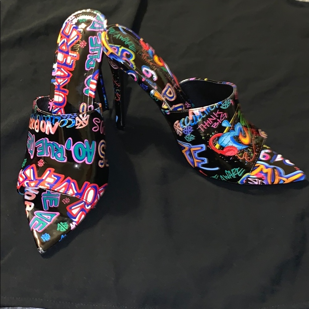 Graffiti pointed peep toe heels 👠